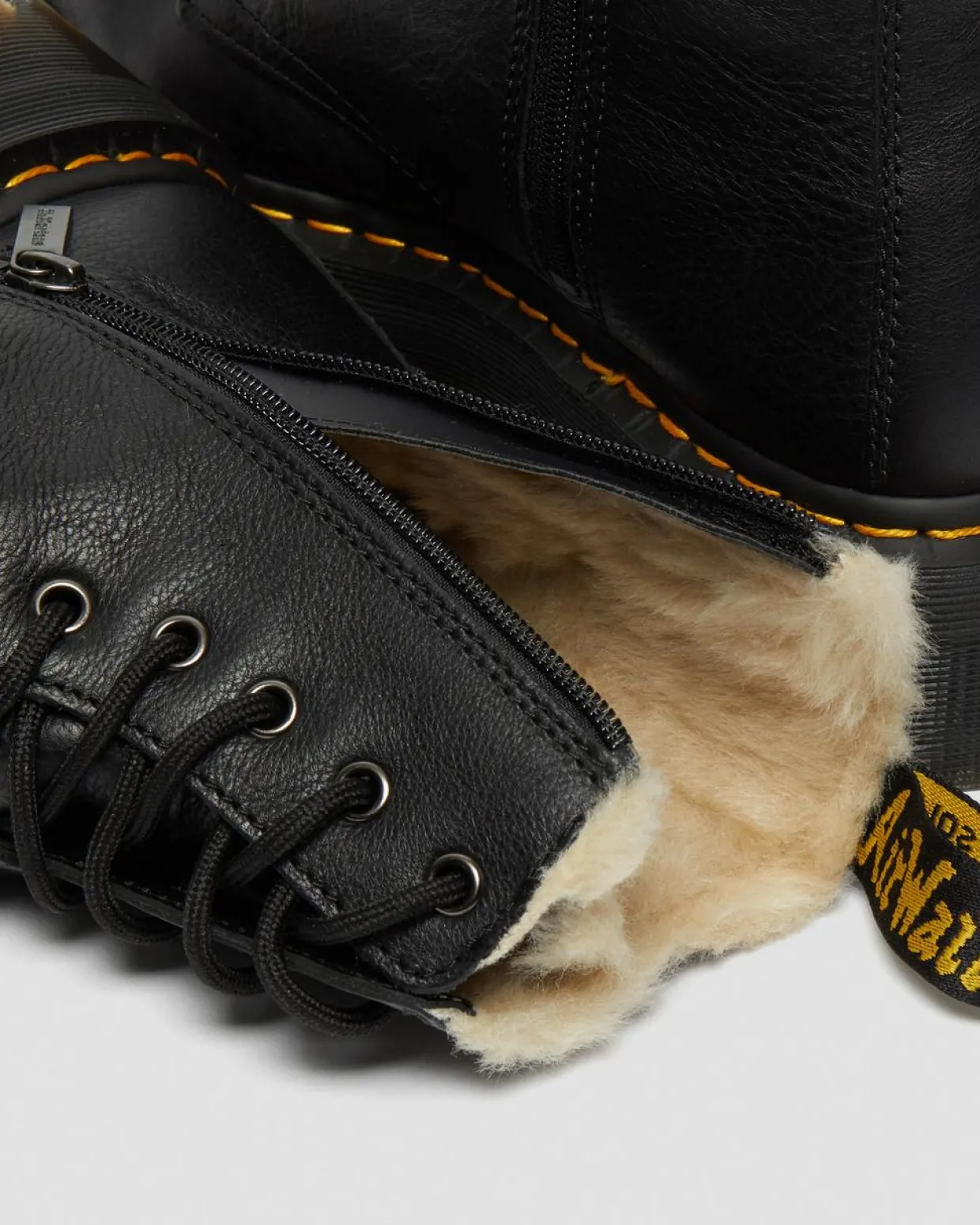 Dr. Martens Boots Plateformes Jadon En Cuir Fourrées Noir — Pisa Outlet