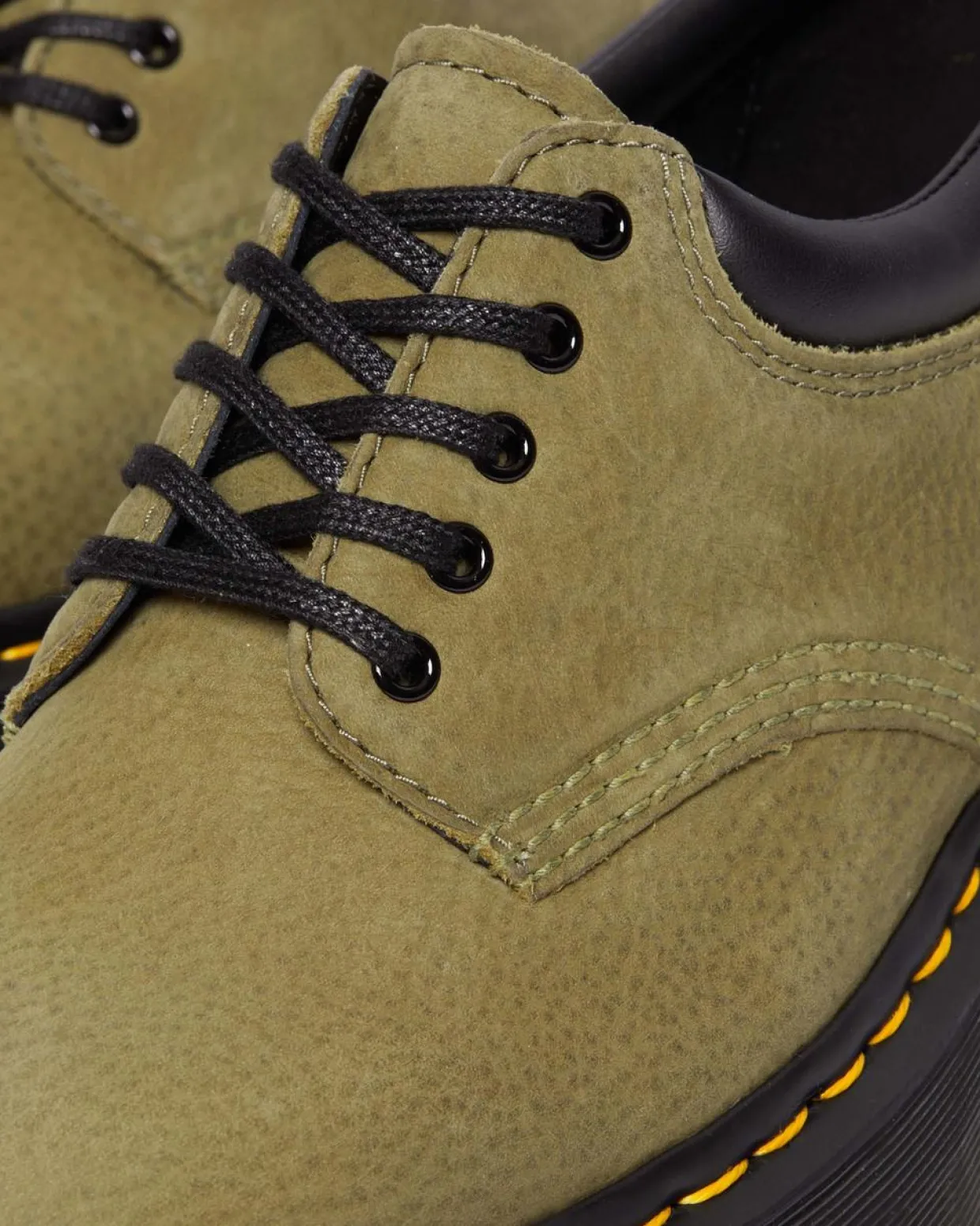 Dr. Martens Chaussures Plateformes 8053 En Cuir Tumbled Nubuck Muted Olive — Titan Shop