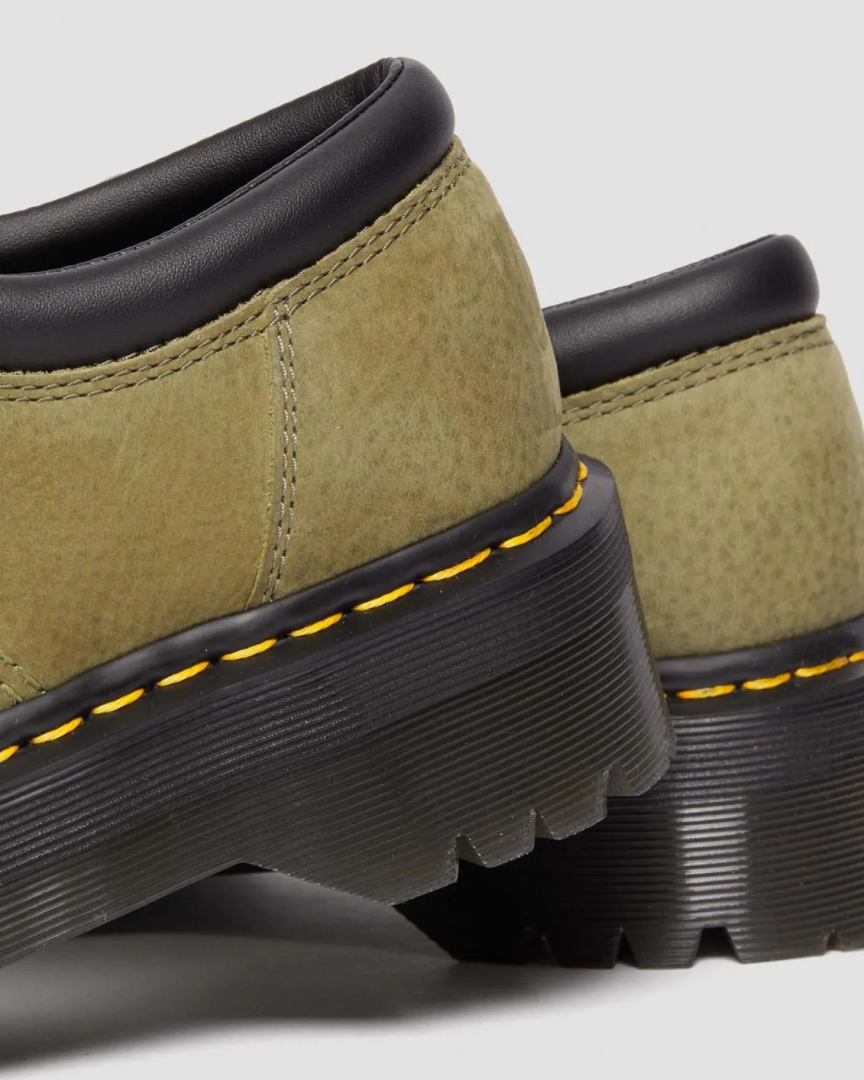 Dr. Martens Chaussures Plateformes 8053 En Cuir Tumbled Nubuck Muted Olive — Titan Shop