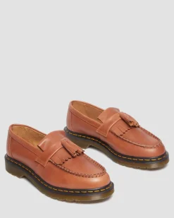 Dr. Martens Mocassins Adrian En Cuir Carrara à Pampilles Saddle Tan — Carrara Outlet