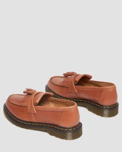Dr. Martens Mocassins Adrian En Cuir Carrara à Pampilles Saddle Tan — Carrara Outlet