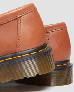 Dr. Martens Mocassins Adrian En Cuir Carrara à Pampilles Saddle Tan — Carrara Outlet