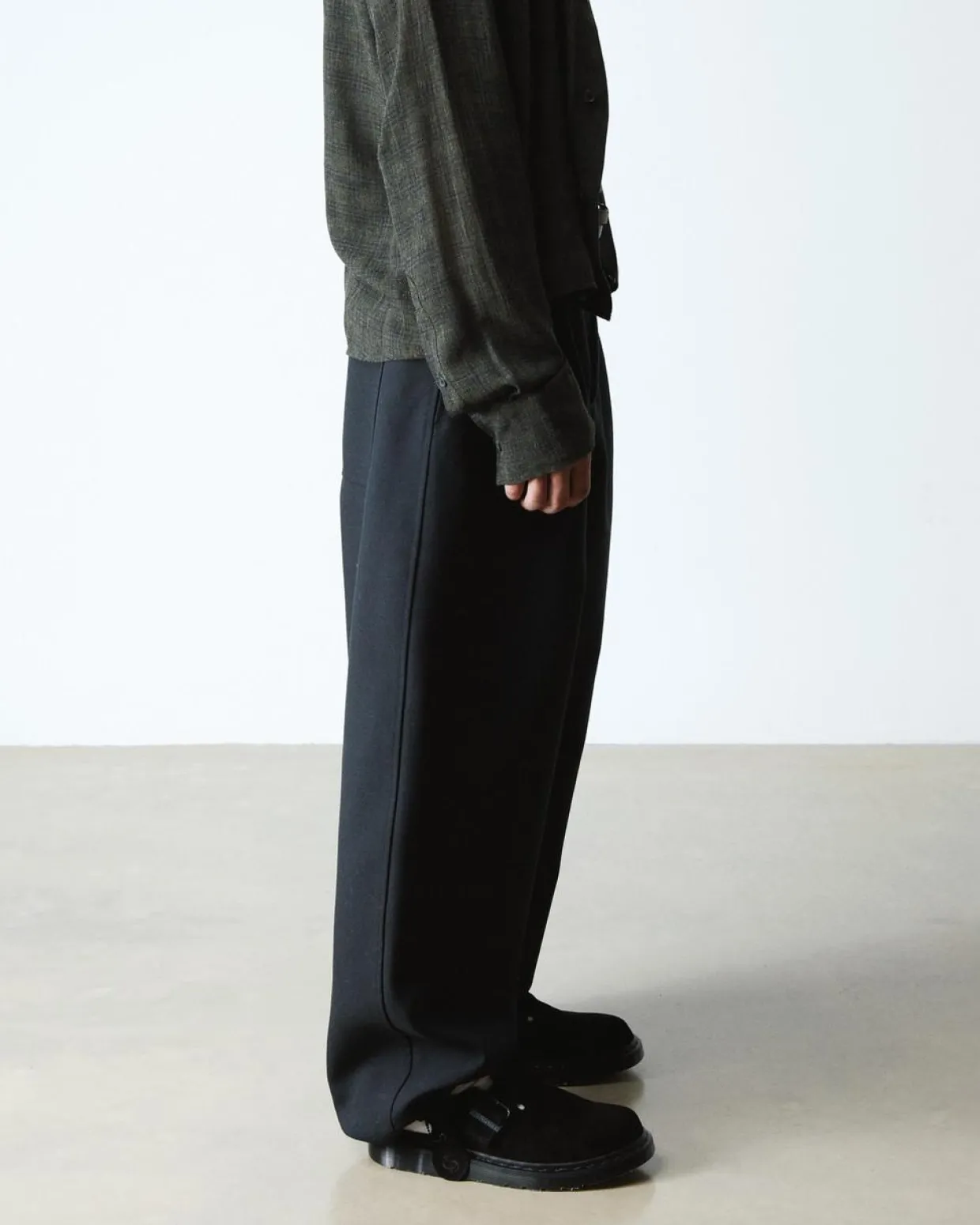 Dr. Martens Mules Jorge Made In England En Daim Noir — Repello Calf Suede (Gum Oil) Online
