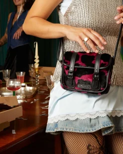Dr. Martens Sac Bandoulière En Hair-On Imprimé Vache 18 Cm THRIFT PINK+BLACK — Cow Print + Kiev Online