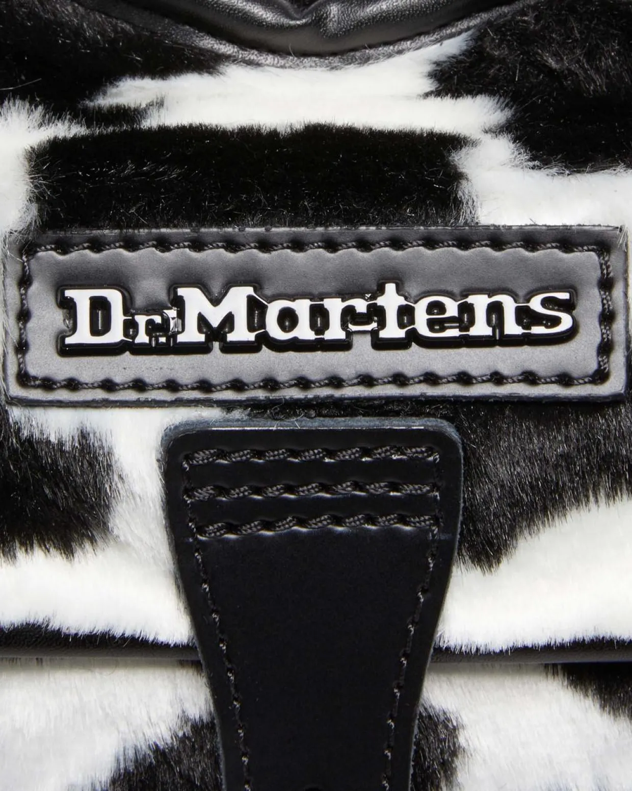 Dr. Martens Sac En Forme De Cœur En Imprimé Vache BLACK+WHITE — Cow Print + Kiev Fashion