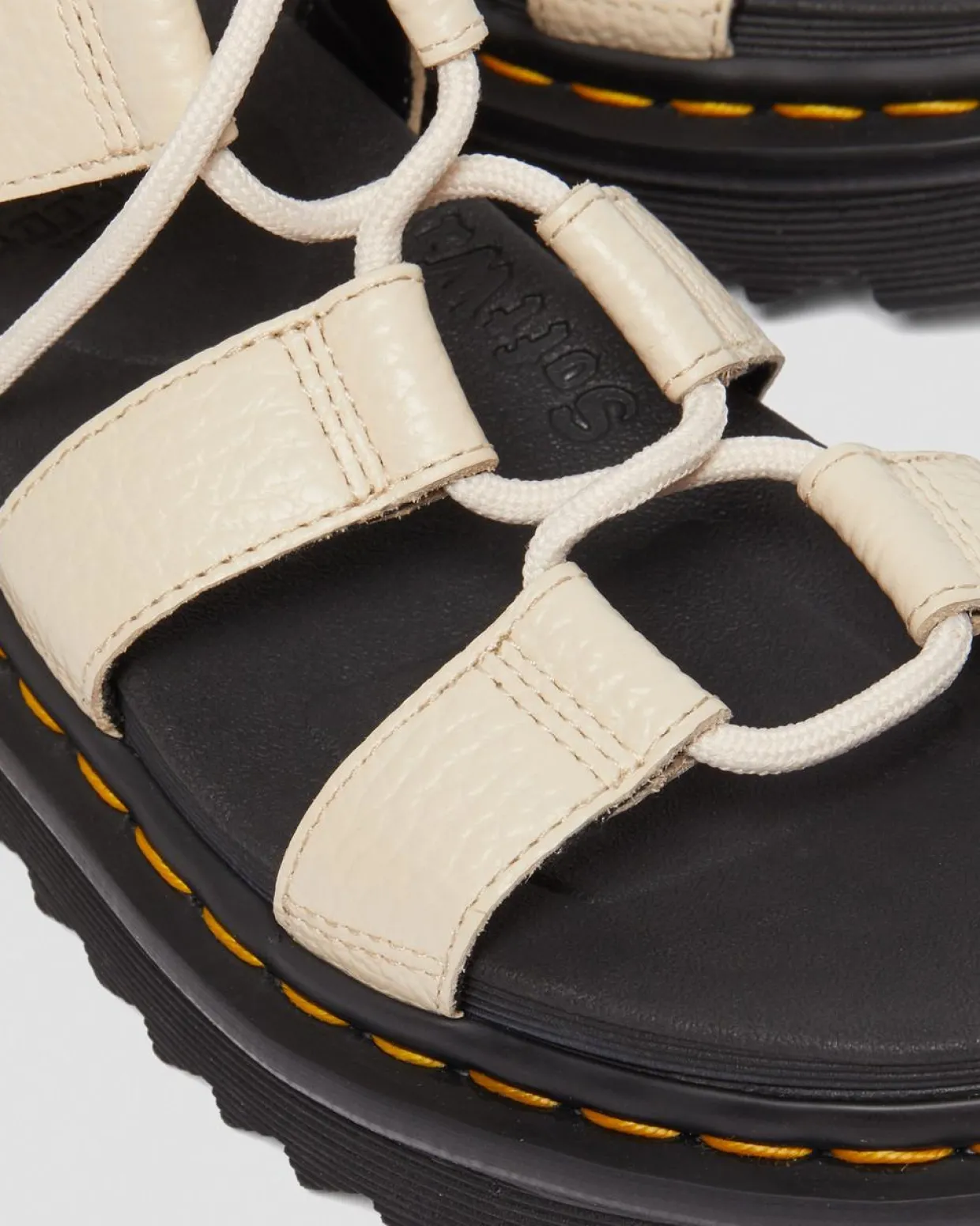 Dr. Martens Sandales Nartilla En Cuir Milled Nappa Beige texturé — Milled Nappa Discount