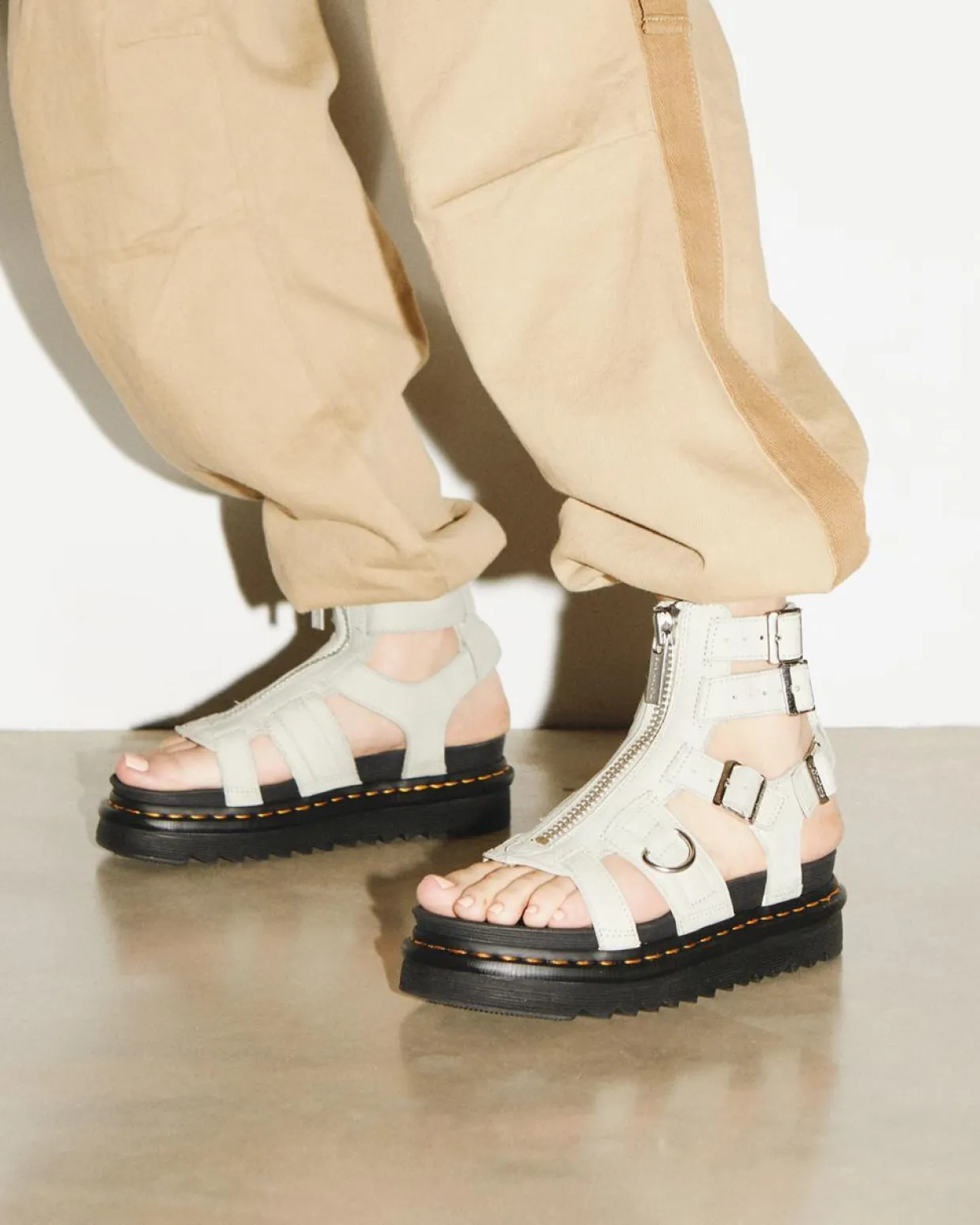 Dr. Martens Sandales Olson En Cuir Tumbled Nubuck à Zip Smoked Mint — Tumbled Nubuck Store