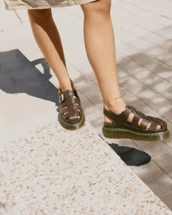 Dr. Martens Sandales Wrenlie Fisherman En Cuir Grizzly Marron foncé — Grizzly Discount